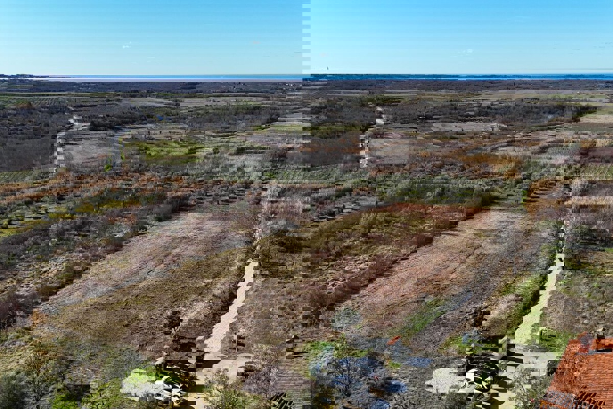 Terreno edificabile con vista mare e infrastrutture complete