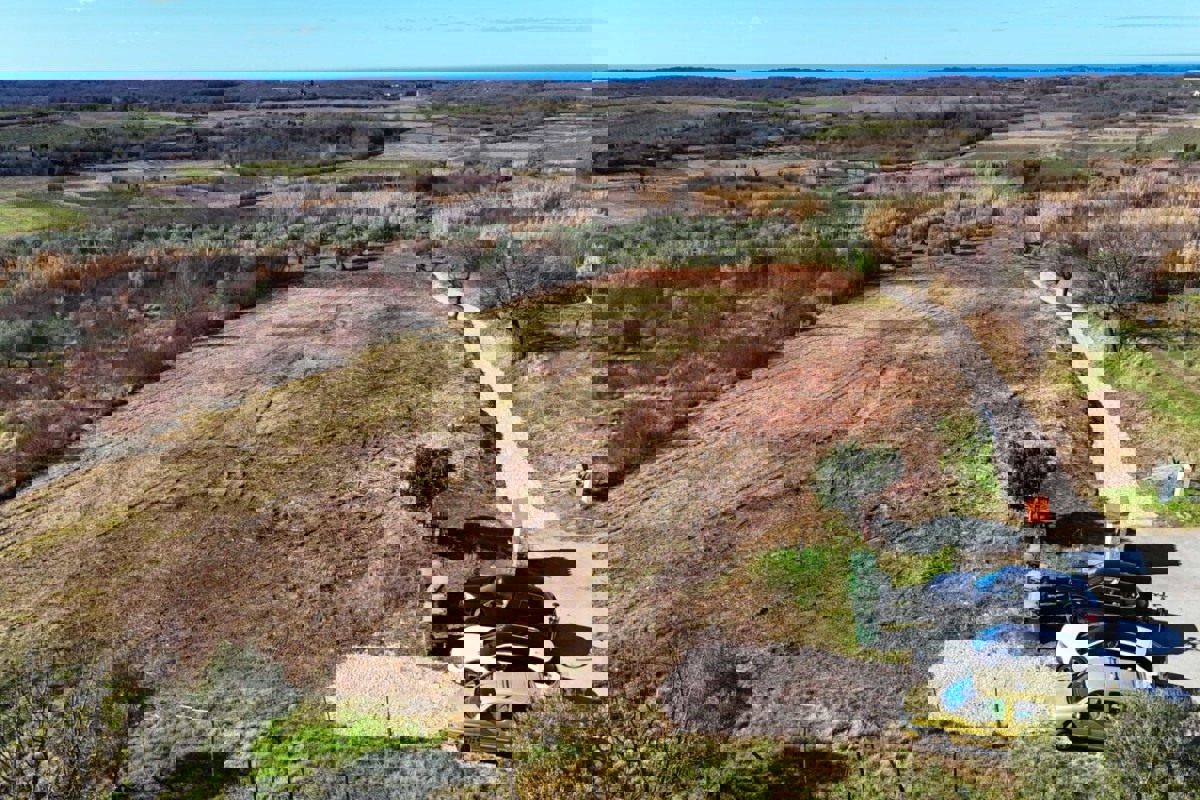 Terreno edificabile con vista mare e infrastrutture complete