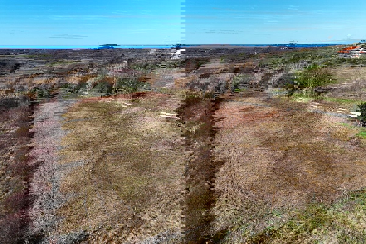 Terreno edificabile con vista mare e infrastrutture complete