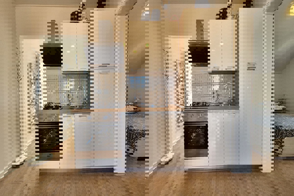 Appartamento con due camere da letto arredato in stile moderno con vista mare