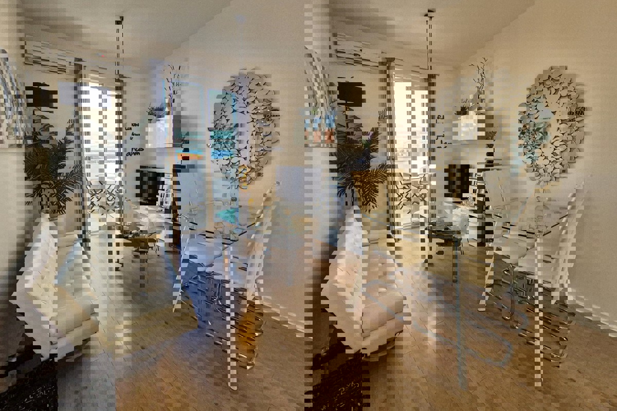 Appartamento con due camere da letto arredato in stile moderno con vista mare