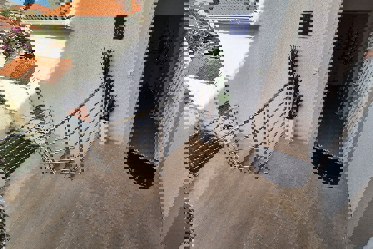 Appartamento con due camere da letto arredato in stile moderno con vista mare