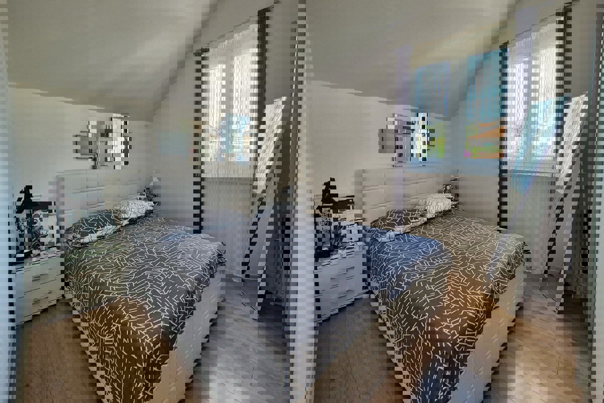 Appartamento con due camere da letto arredato in stile moderno con vista mare