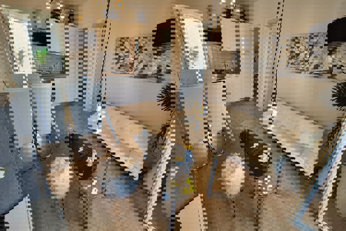 Appartamento con due camere da letto arredato in stile moderno con vista mare