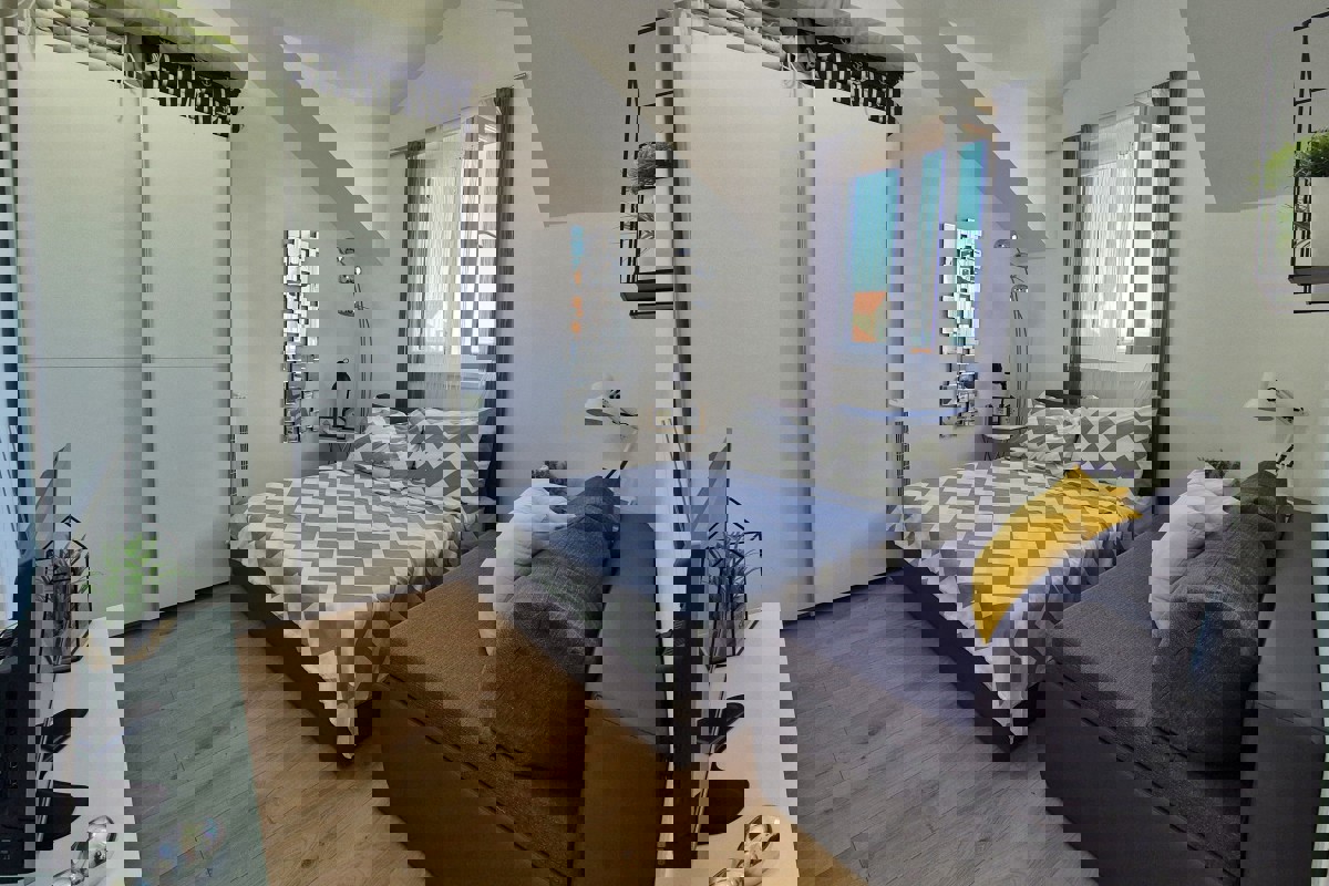 Appartamento con due camere da letto arredato in stile moderno con vista mare