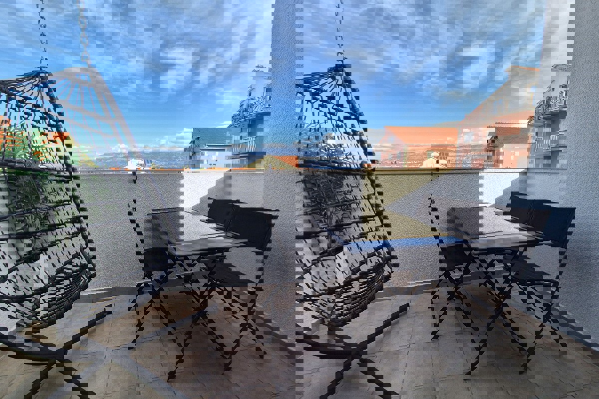 Appartamento con due camere da letto arredato in stile moderno con vista mare