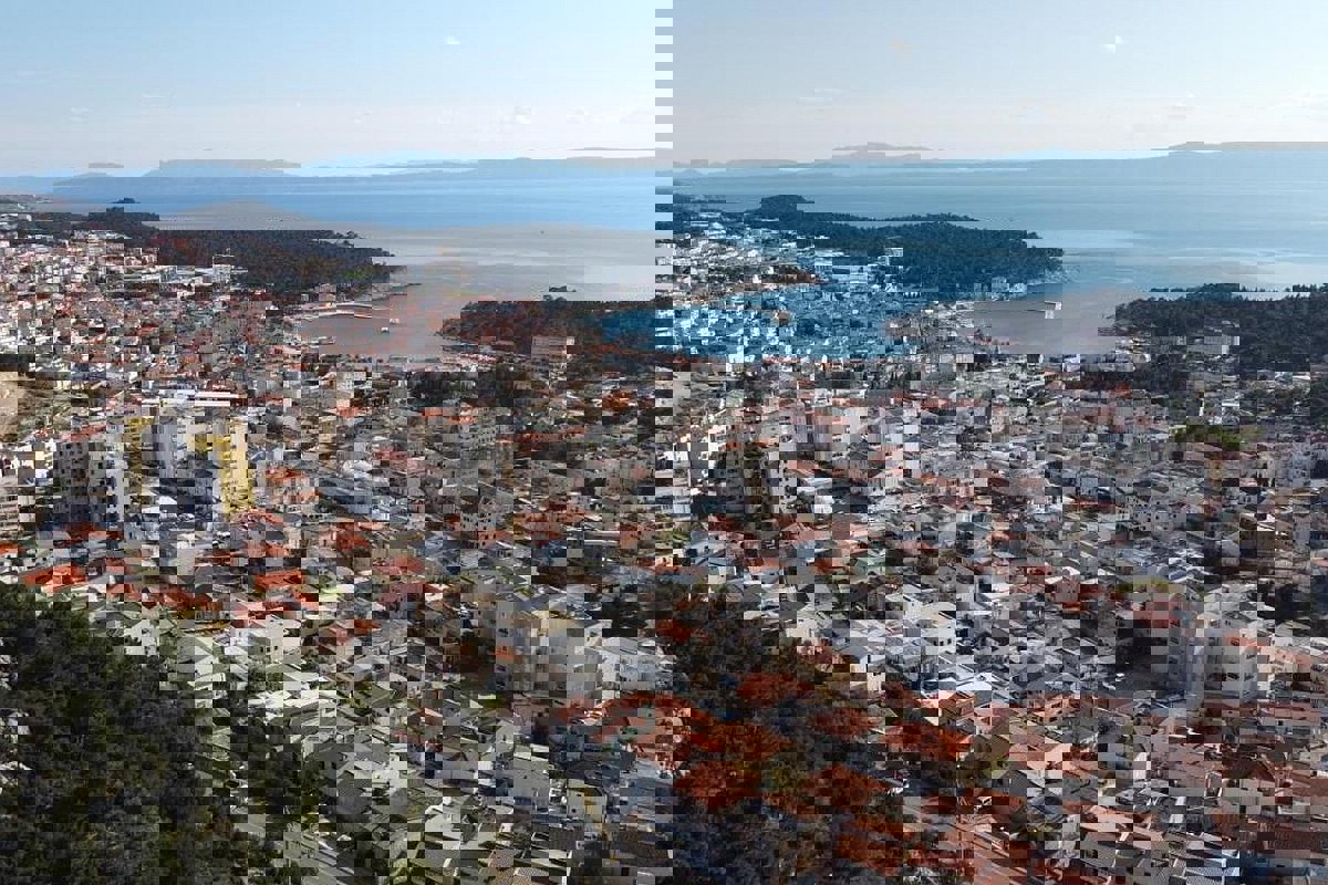 Appartamento con tre camere da letto in centro