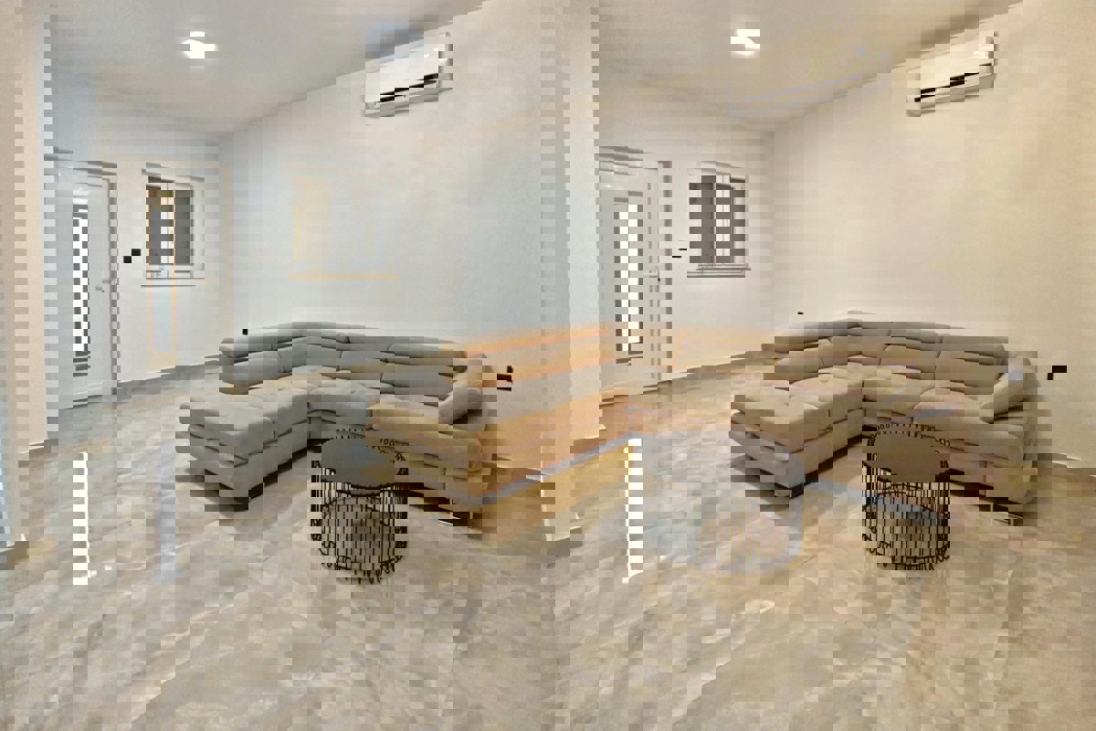 Appartamento moderno e recentemente ristrutturato a Žnjan