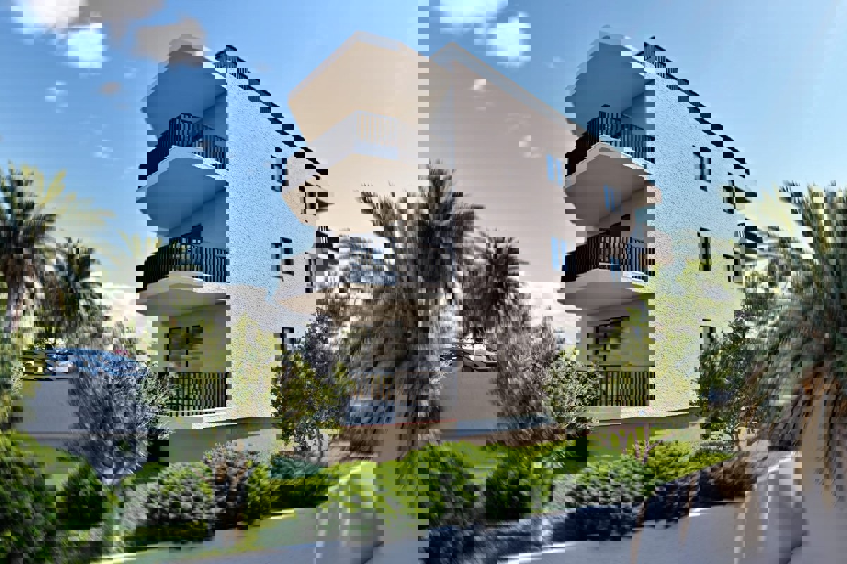 Moderno attico con due camere da letto e vista mare