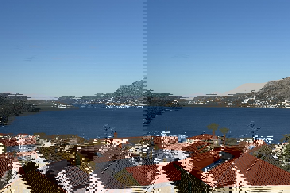 Moderno attico con due camere da letto e vista mare