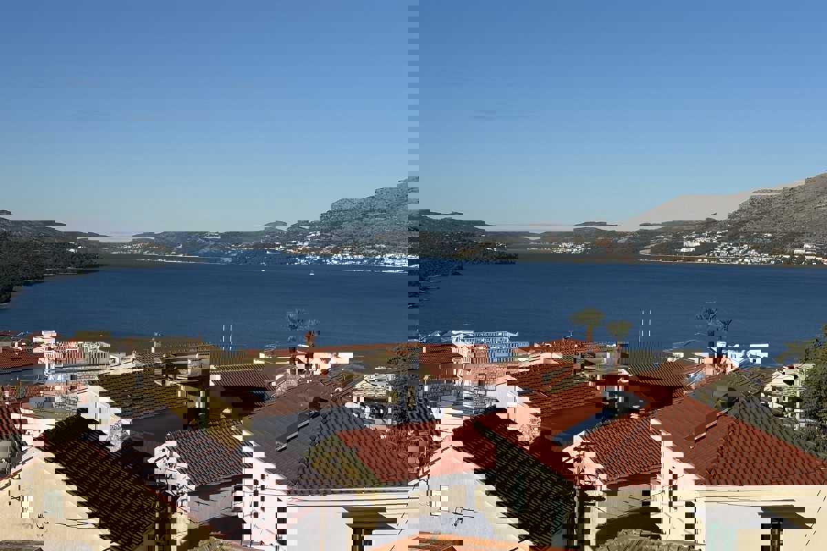 Moderno attico con due camere da letto e vista mare