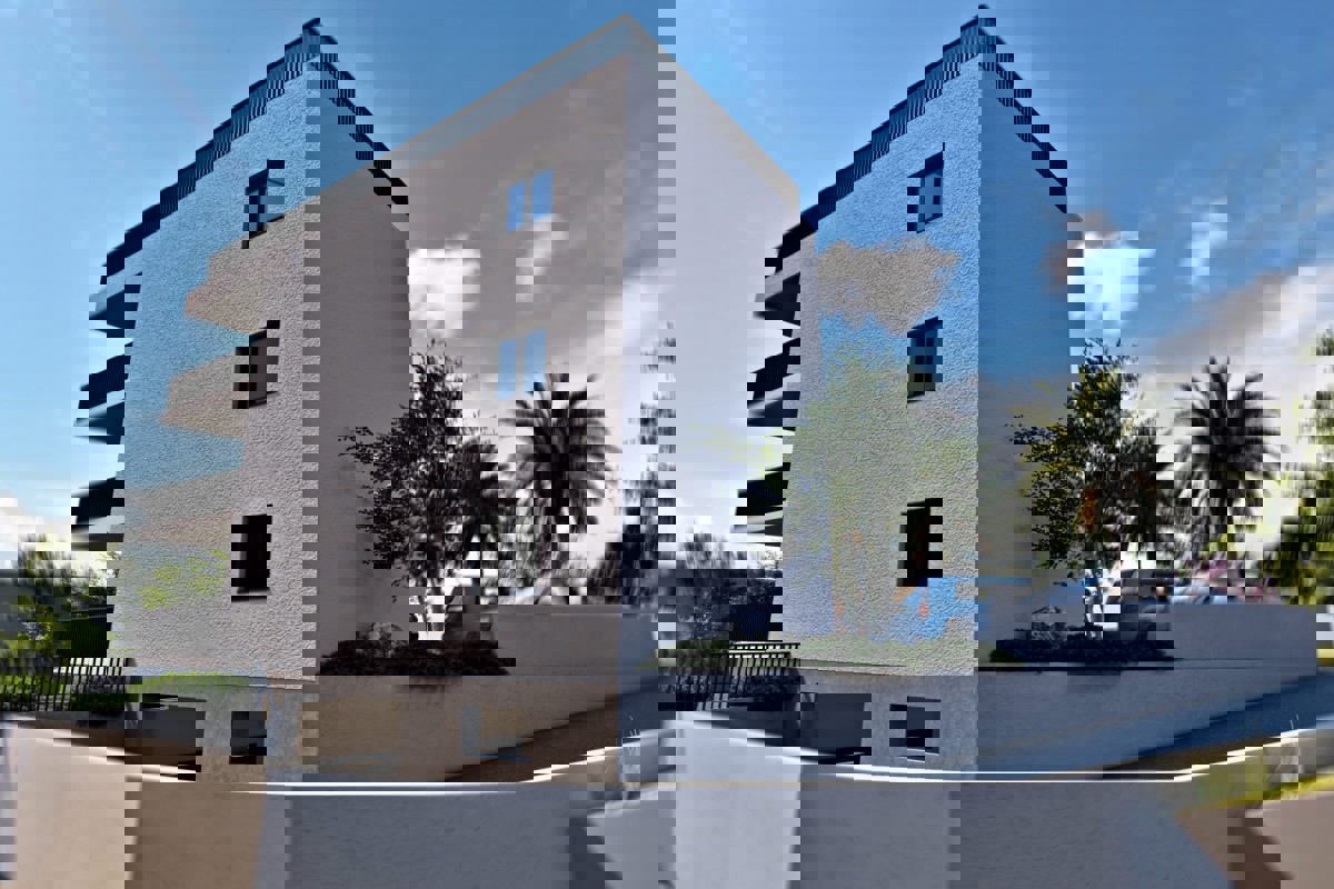 Moderno attico con due camere da letto e vista mare