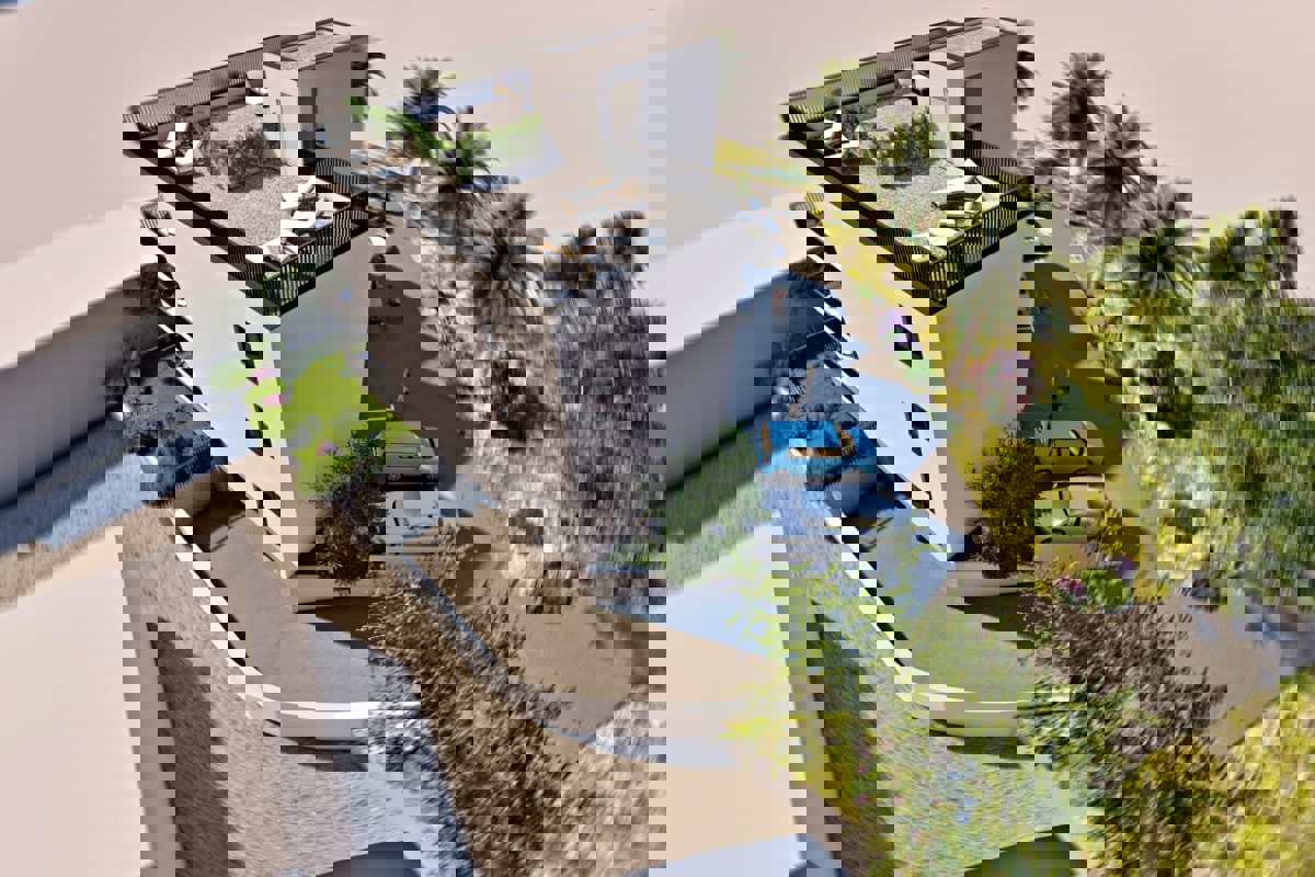 Moderno attico con due camere da letto e vista mare