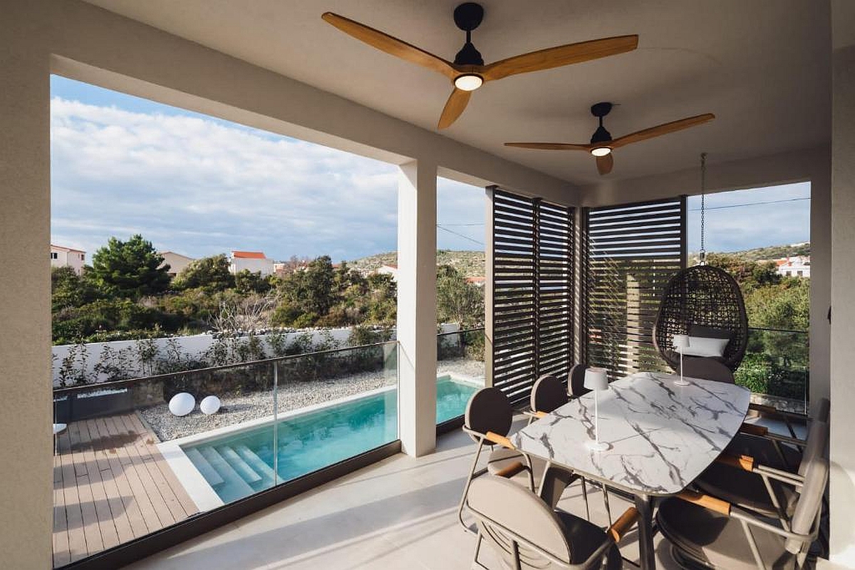 Villa con due appartamenti e piscina