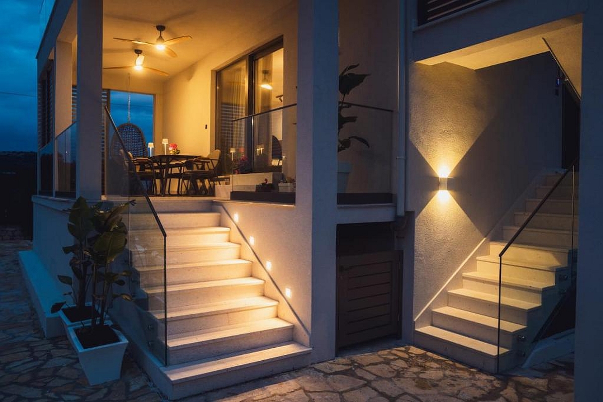 Villa con due appartamenti e piscina