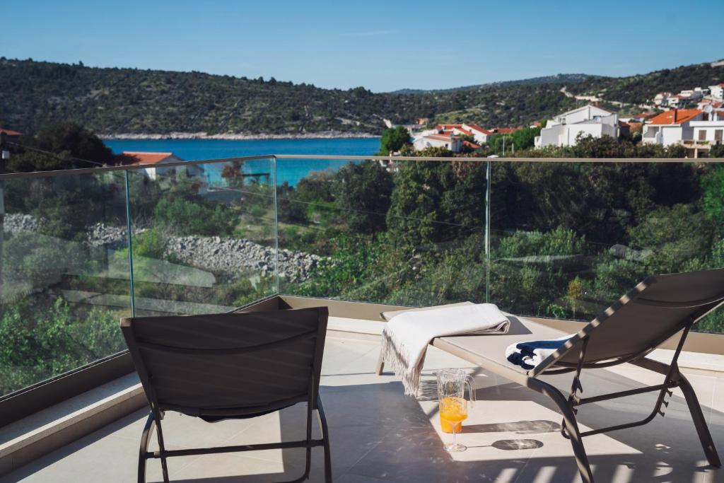 Villa con due appartamenti e piscina