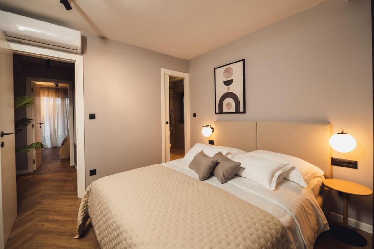 Villa con due appartamenti e piscina