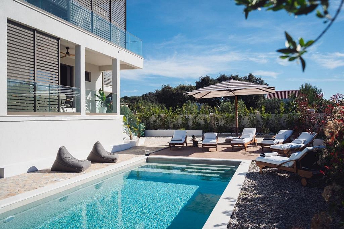 Villa con due appartamenti e piscina