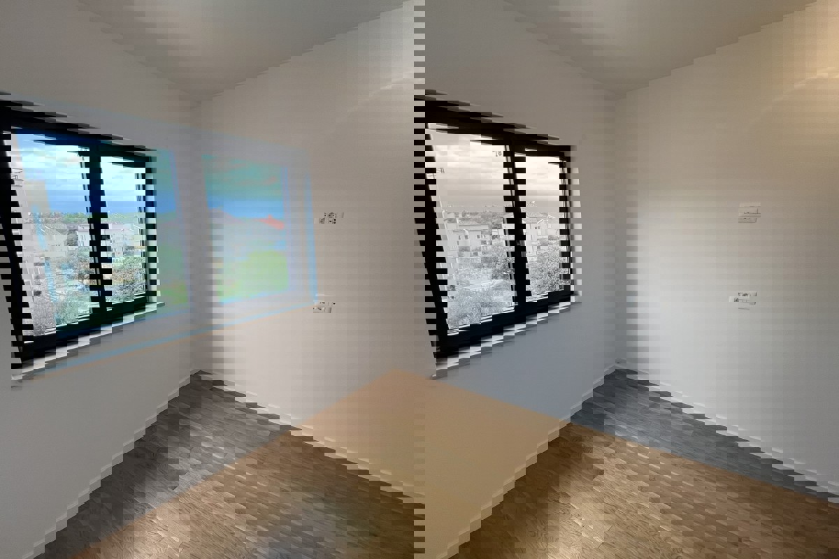 Moderno appartamento al primo piano con terrazza vicino a Kamenjak