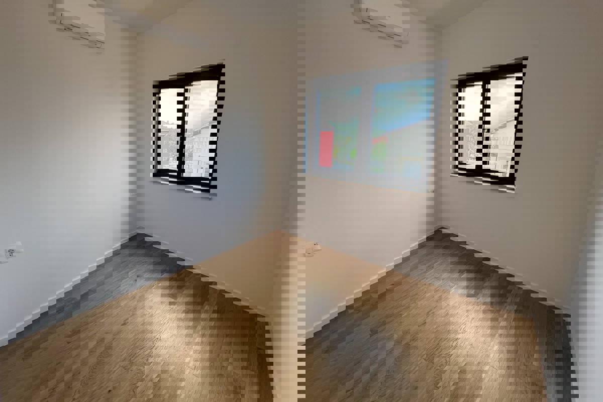 Moderno appartamento al primo piano con terrazza vicino a Kamenjak