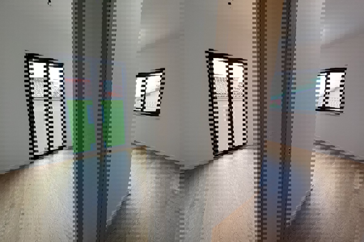 Moderno appartamento al primo piano con terrazza vicino a Kamenjak