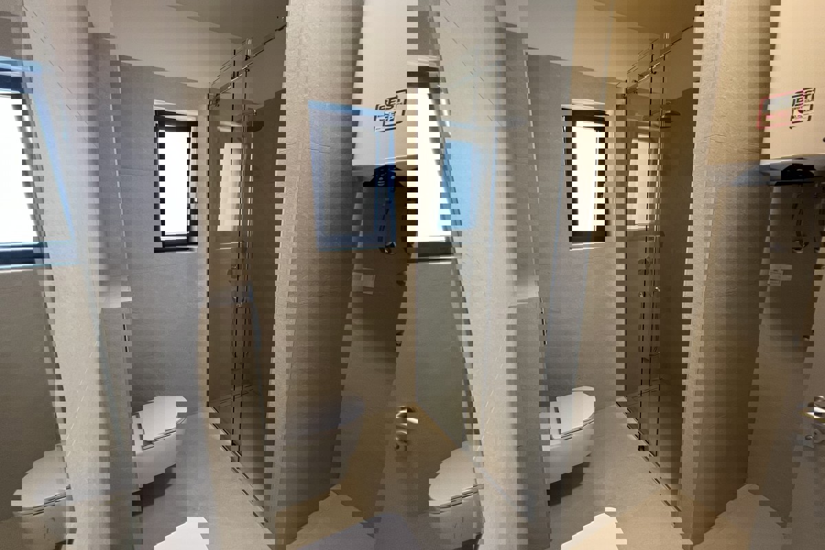 Moderno appartamento al primo piano con terrazza vicino a Kamenjak