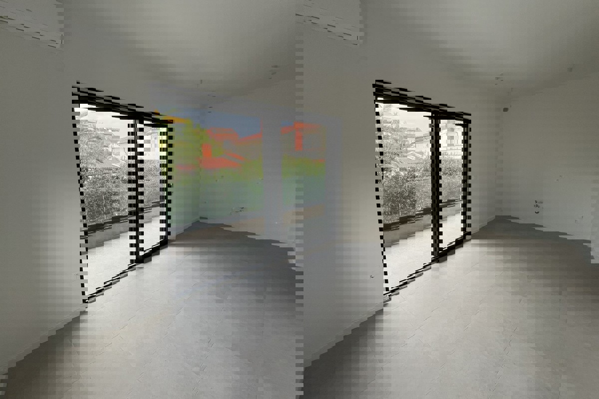 Moderno appartamento al primo piano con terrazza vicino a Kamenjak