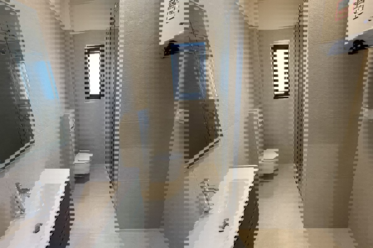 Moderno appartamento al primo piano con terrazza vicino a Kamenjak