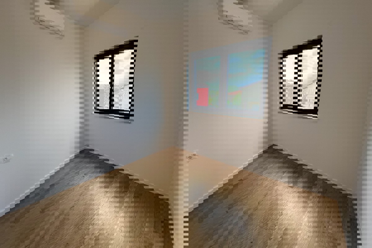 Moderno appartamento al primo piano con terrazza vicino a Kamenjak