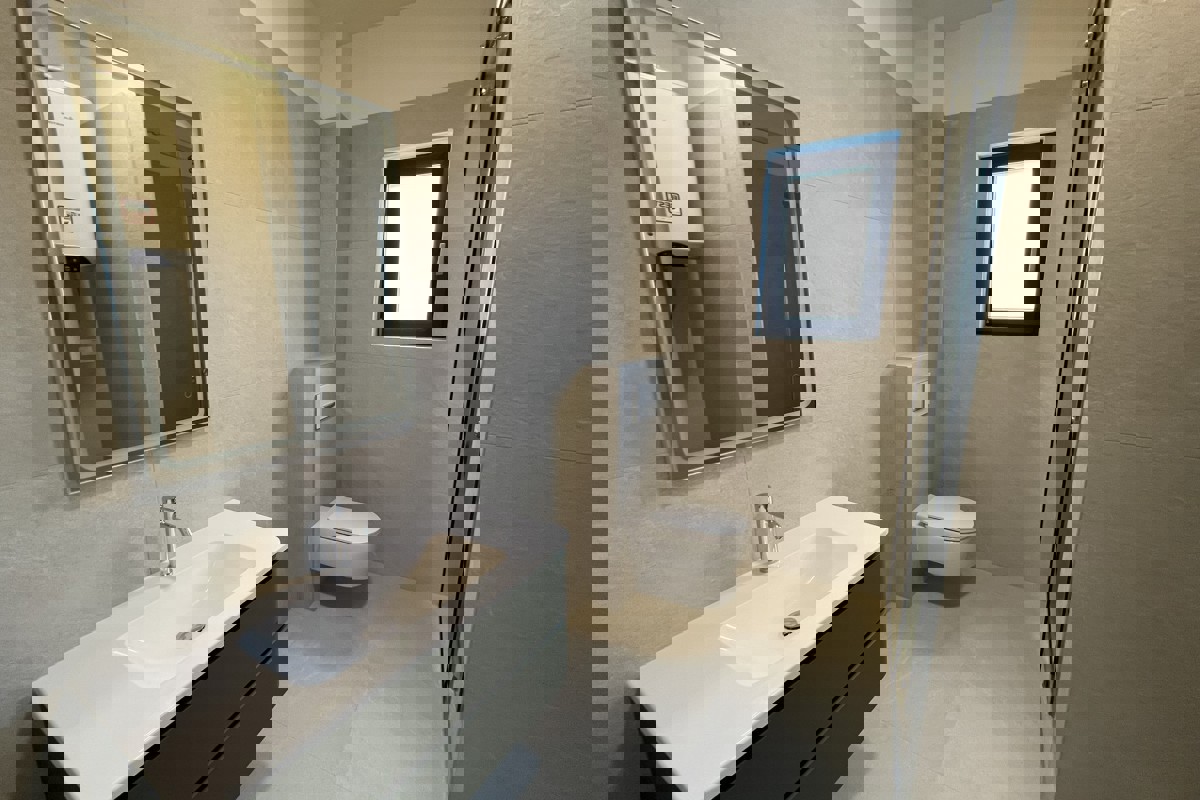 Moderno appartamento al primo piano con terrazza vicino a Kamenjak