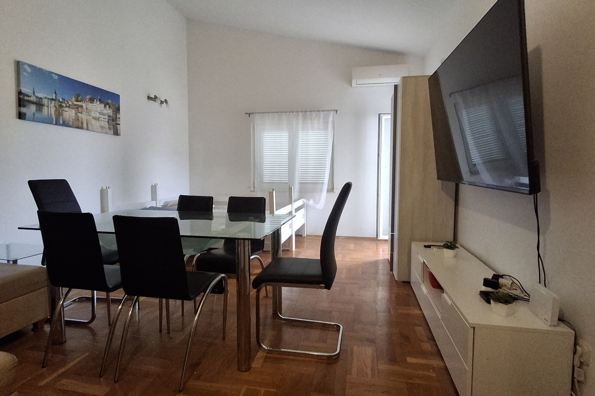 Appartamento con tre camere da letto in un edificio residenziale