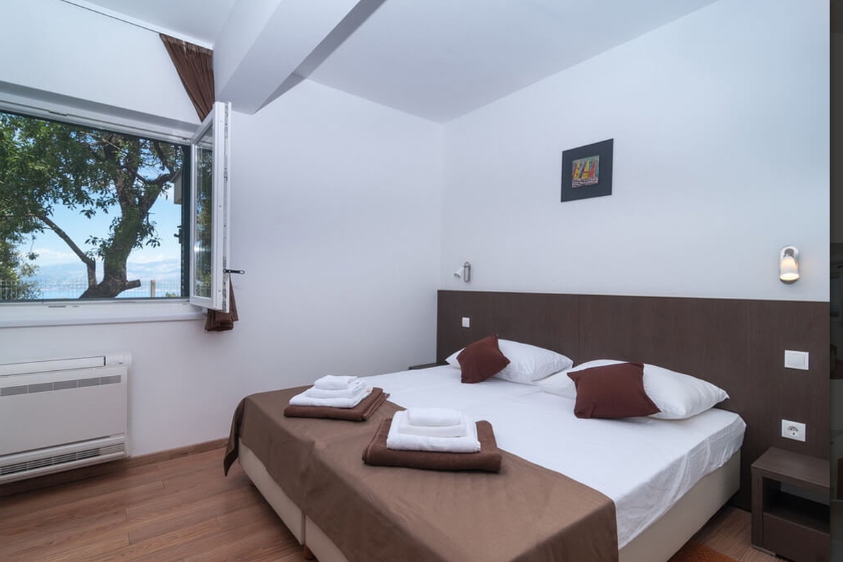 Casa in pietra con piscina e vista mare