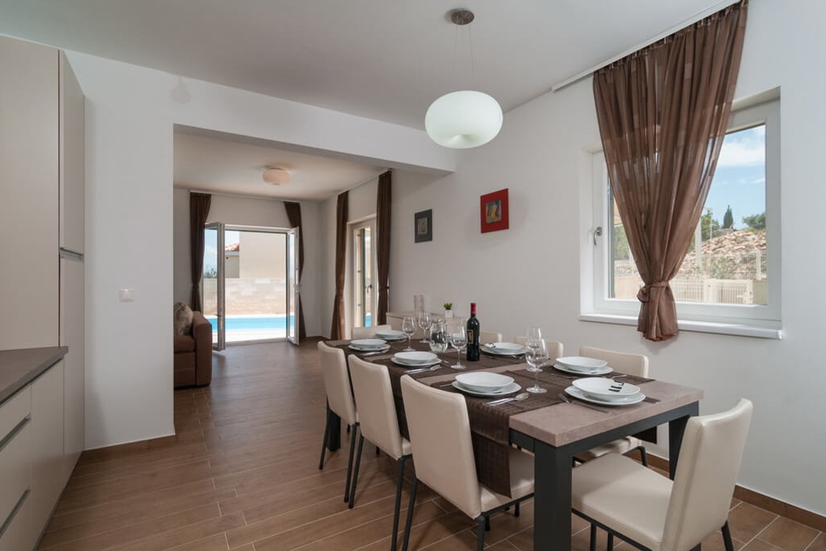 Casa in pietra con piscina e vista mare