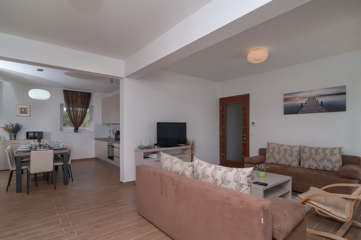 Casa in pietra con piscina e vista mare