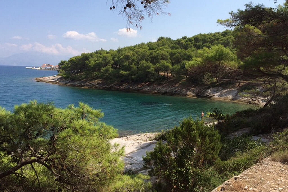 Casa in pietra con piscina e vista mare