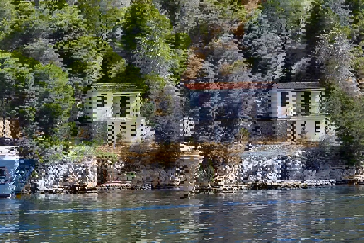 Immobile in prima fila sul mare