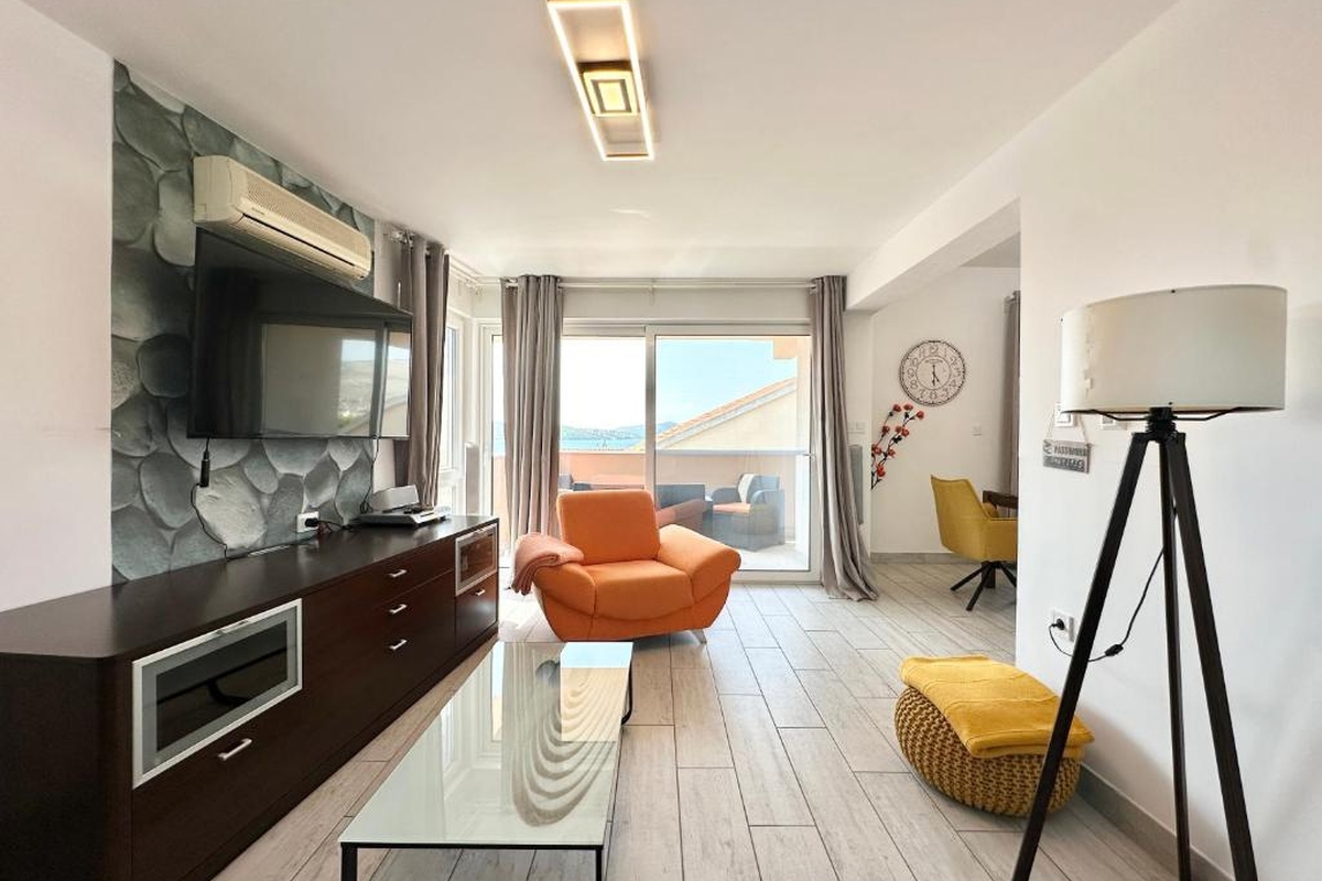 Appartamento moderno con vista mare e piscina