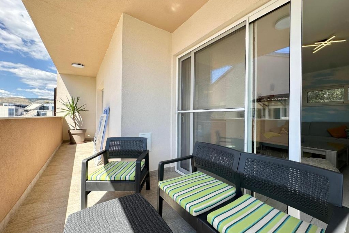 Appartamento moderno con vista mare e piscina