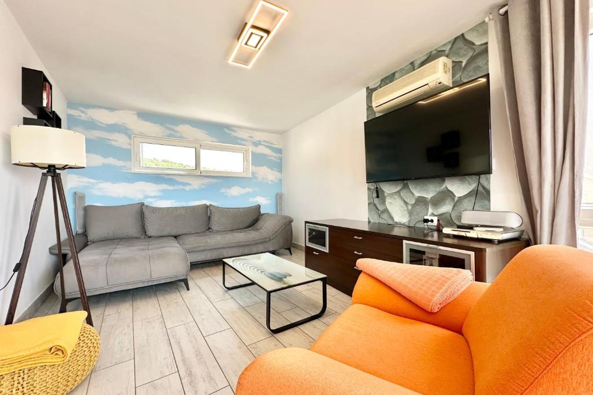 Appartamento moderno con vista mare e piscina