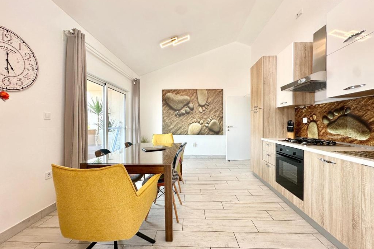 Appartamento moderno con vista mare e piscina