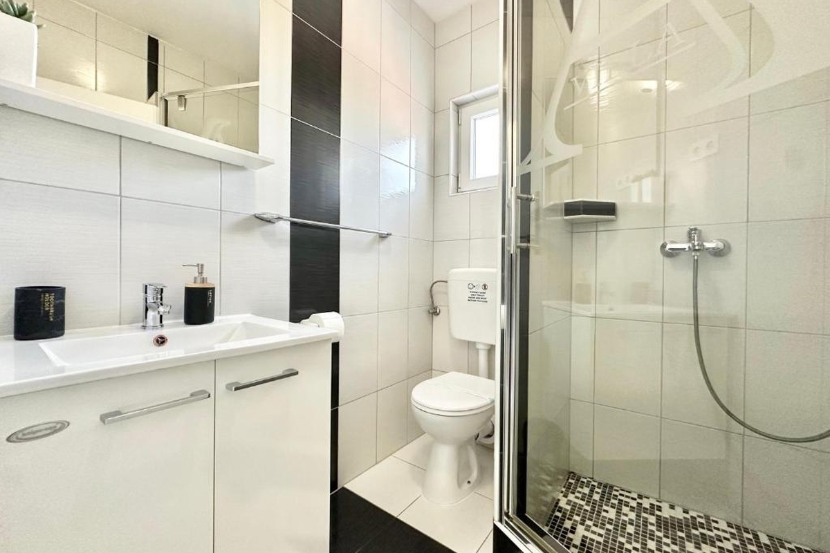 Appartamento moderno con vista mare e piscina