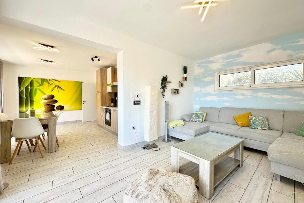 Appartamento moderno con vista mare e piscina