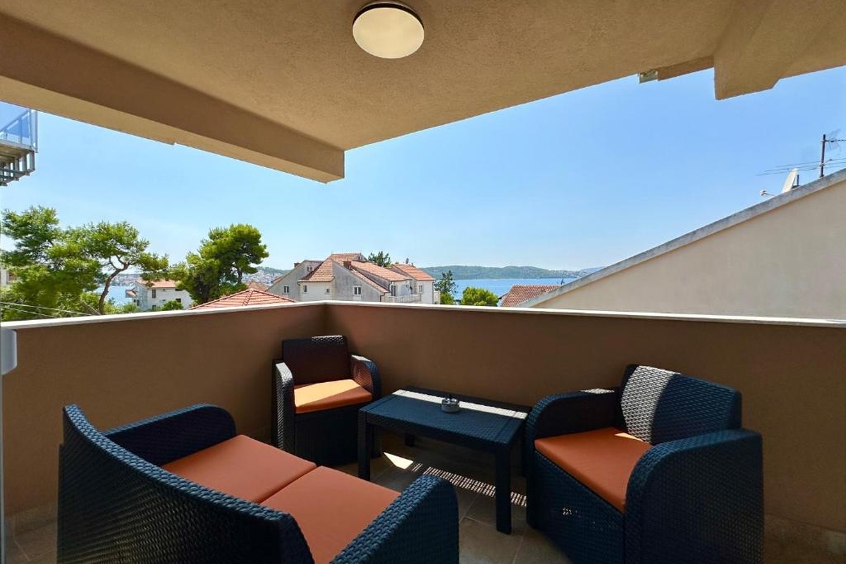 Appartamento moderno con vista mare e piscina