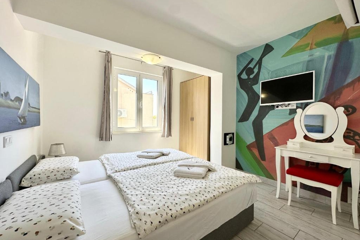 Appartamento moderno con vista mare e piscina