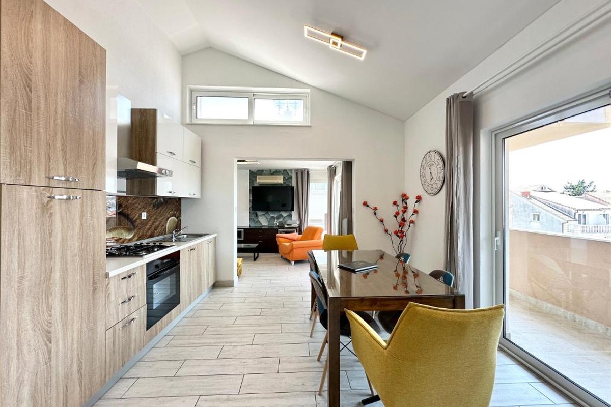 Appartamento moderno con vista mare e piscina