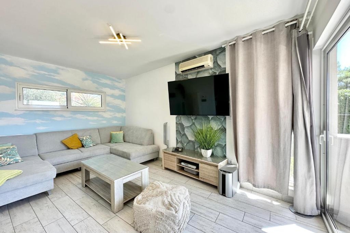 Appartamento moderno con vista mare e piscina