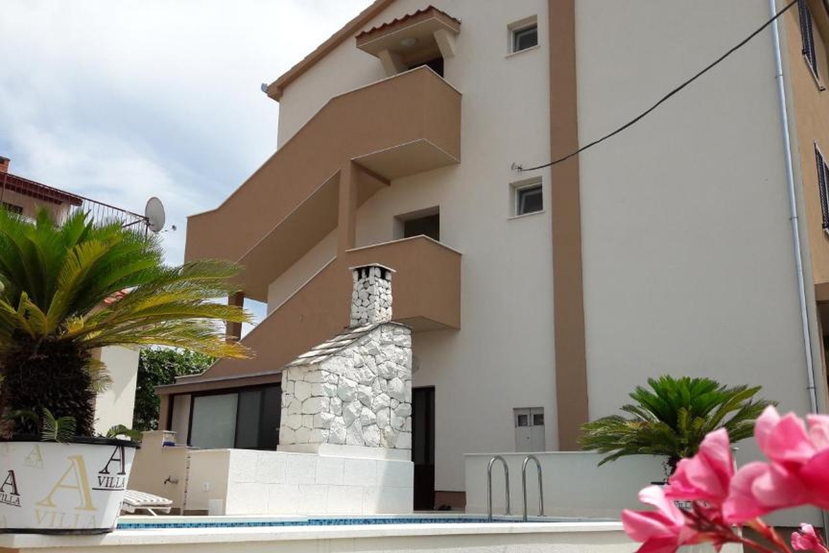 Appartamento moderno con vista mare e piscina