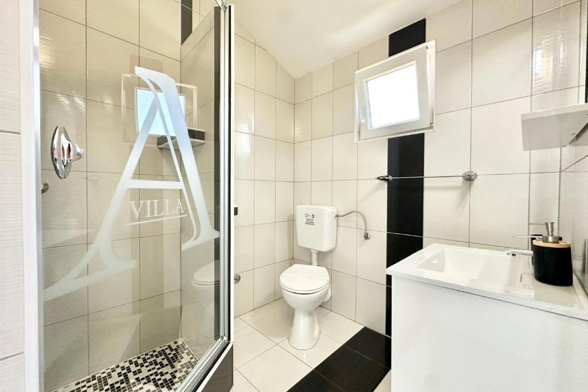 Appartamento moderno con vista mare e piscina