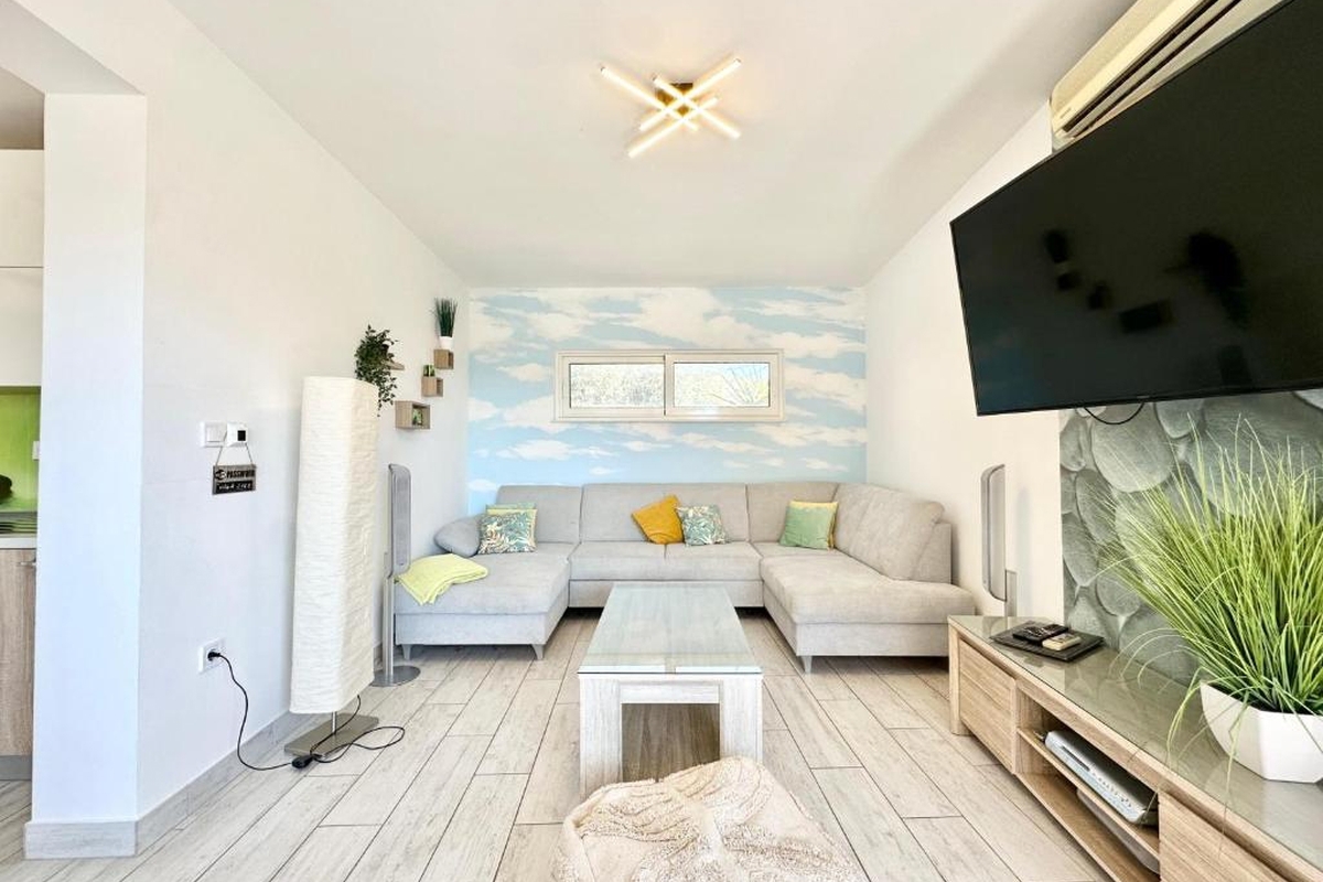 Appartamento moderno con vista mare e piscina