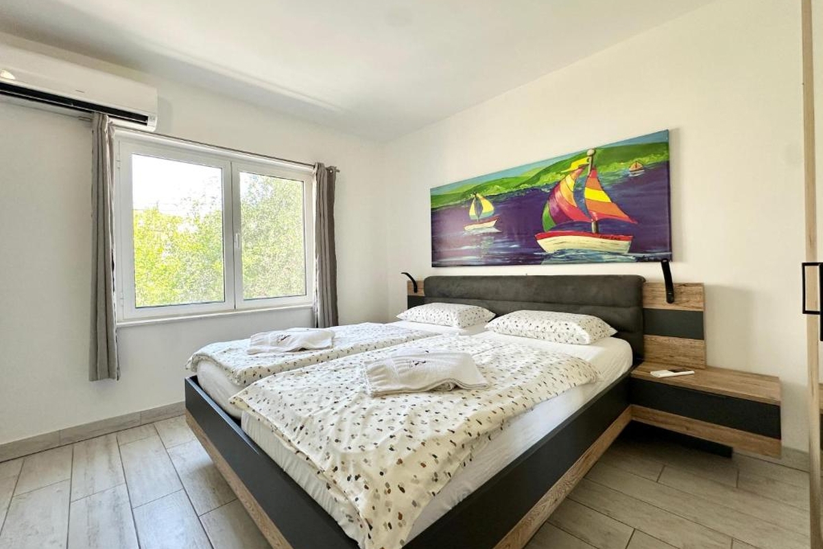 Appartamento moderno con vista mare e piscina